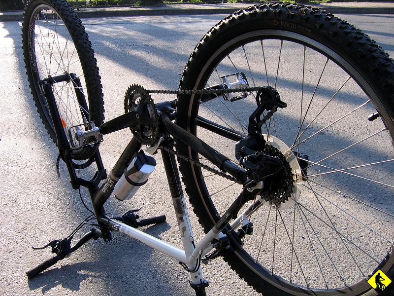 foto 001.jpg - Kwietniowy słoneczny poranek ma to do siebie, że temperatura oscyluje w okolicy 10st. Jadąc ok. 20km/h robi się ok. 5st. Co dla bikera ubranego w krótkie spodenki i krótki rękaw jest zabójcze. Rudy był właśnie tak ubrany. Tak stracił swoje pierwsze życie :) Rudy wyśmiał pomysł Bartka by na przetarcie (w tym roku na rowerze zrobił zero kilometrów) wybrać lasek wolski i rzucił wyzwanie górom.